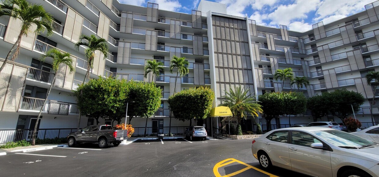 20400 W Country Club Dr Unit 307, Aventura, FL 33180 Condo for Rent