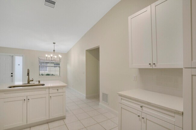 Building Photo - 2506 Maplewood Dr