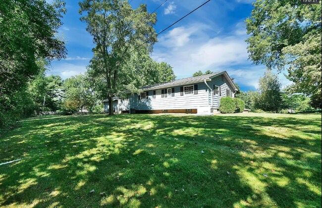 Building Photo - 163 Pine Village Dr