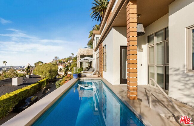 Foto del edificio - 8271 Woodshill Trail
