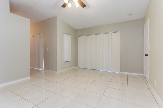 Foto del edificio - 4661 NW 66th Dr