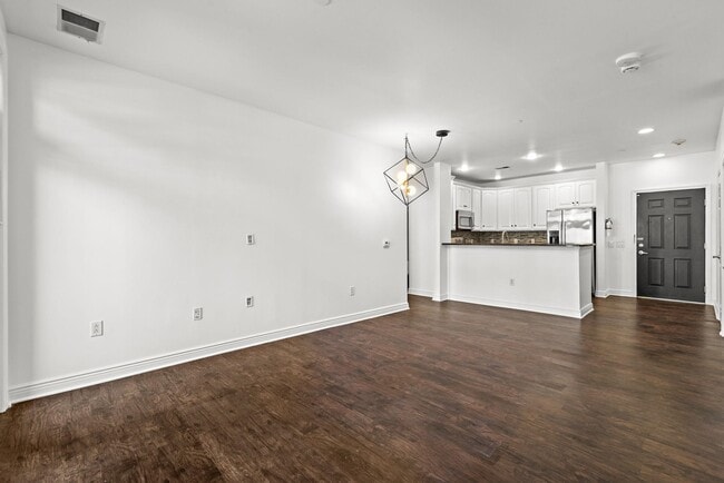 Foto del edificio - 7400 River Rd
