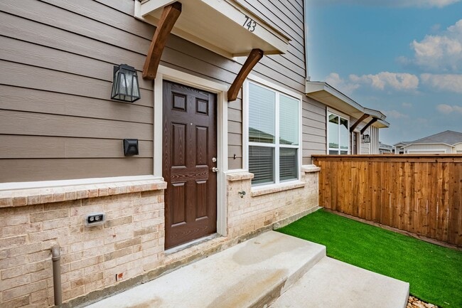 Foto del edificio - GORGEOUS 3 BEDROOM FOUR PLEX LOCATED IN MIDLOTHIAN ISD!