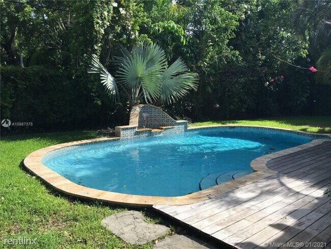 Building Photo - 3 br, 3 bath House - 526 Zamora Ave
