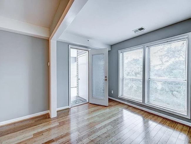 Building Photo - 3176 Summit Square Dr