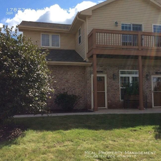 Building Photo - 3 Bedroom 2 bath Condo-New Berlin 1,809 sq ft