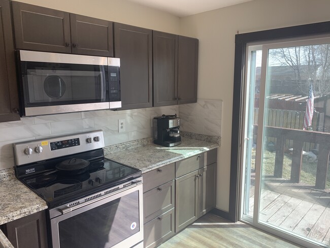 Kitchen - 2 - 1125 Custer Ave