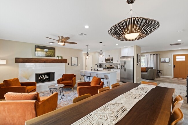 Open floor living - 4445 E Sharon Dr