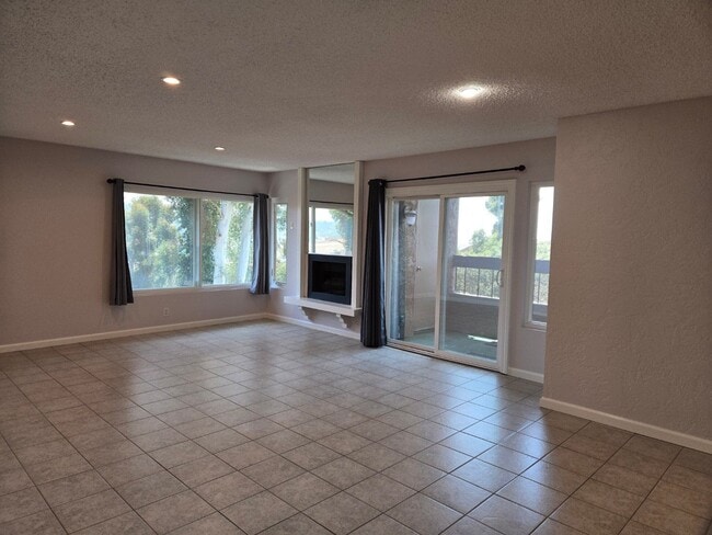 Building Photo - 10350 Caminito Cuervo Unit 106