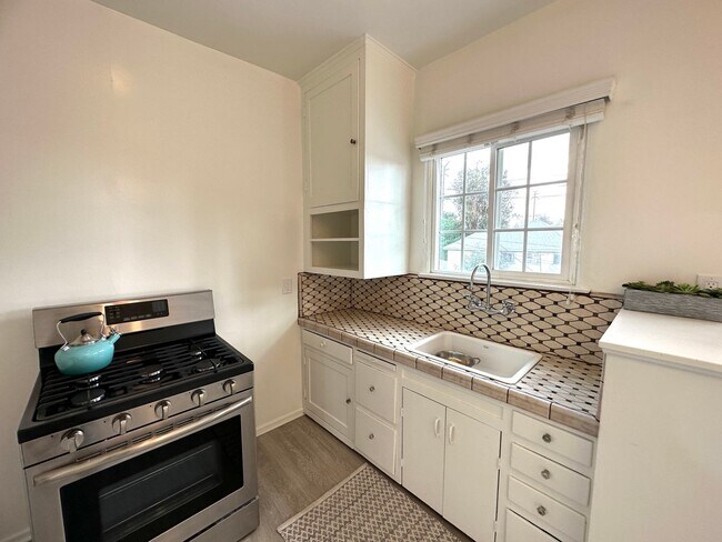 Foto del edificio - Vintage Style 1+1 - New Kitchen Appliances, Plank Floors, Balcony, pet friendly