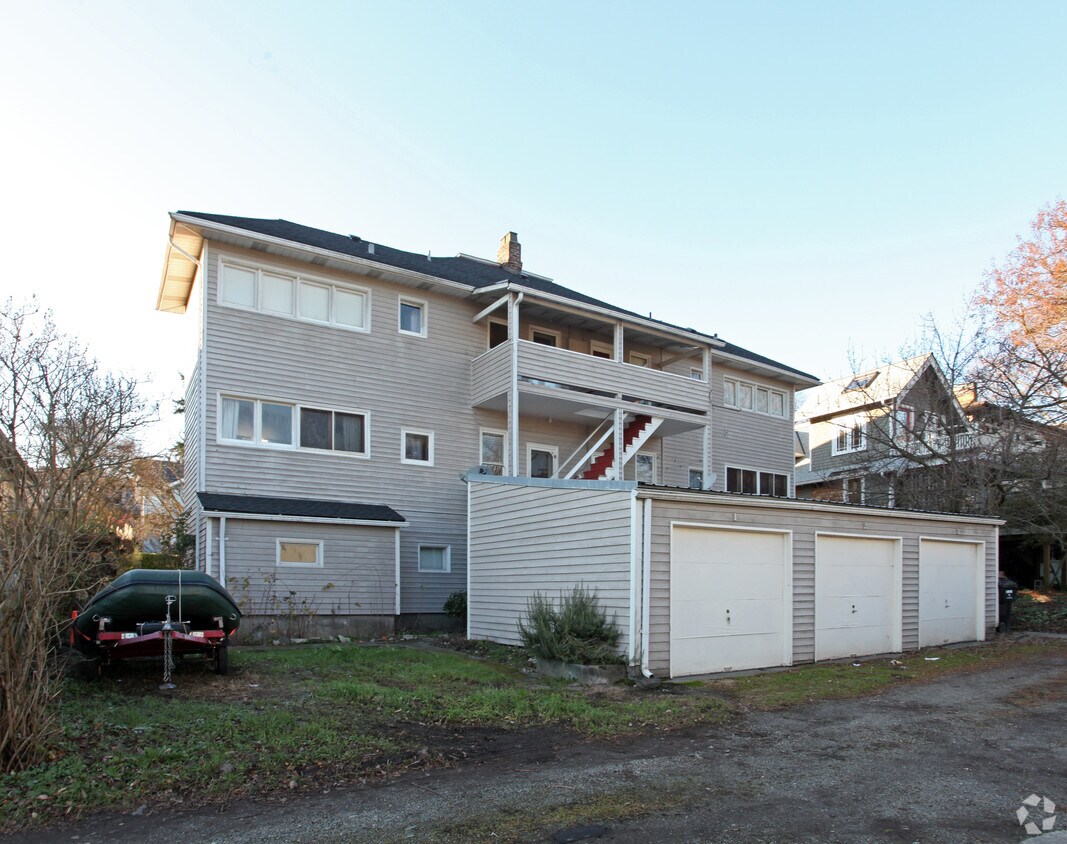 Building Photo - 4024-4030 Woodland Park Ave N