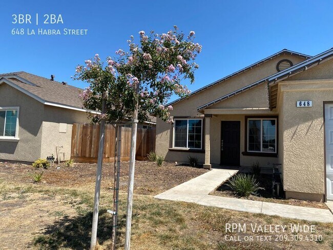Building Photo - 3 Bedroom 2 Bathroom Home Available Now!