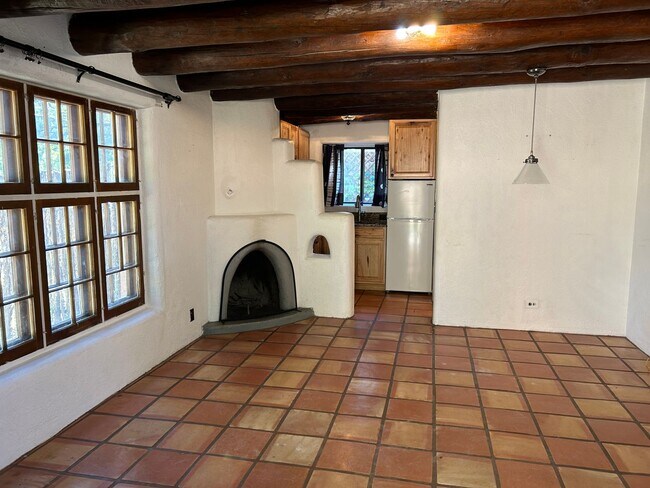 Foto del edificio - 988-B Acequia Madre - Lease Only *LEASE PE...