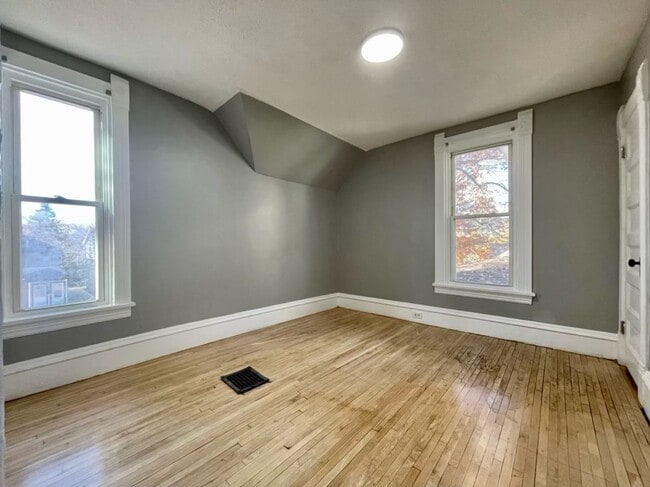 Building Photo - Captivating 3 Bedroom 1 Bathroom Single fa...
