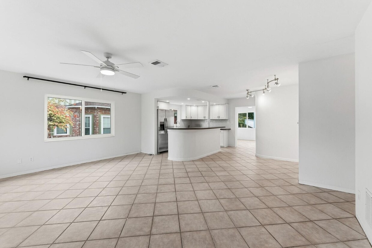 Foto principal - 766 20th Ave N