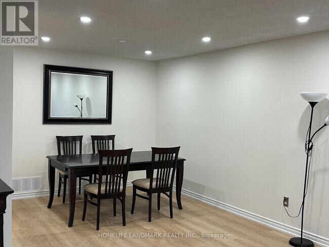 Building Photo - 2527 Kingsberry Crescent