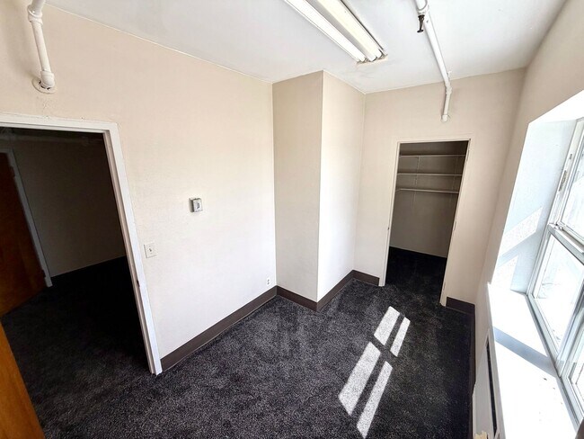 Foto del edificio - UNDER NEW MANAGEMENT: Rare & Limited 2-bdrm, 2-bathroom efficiency unit #313 – All Utilities & Wi...