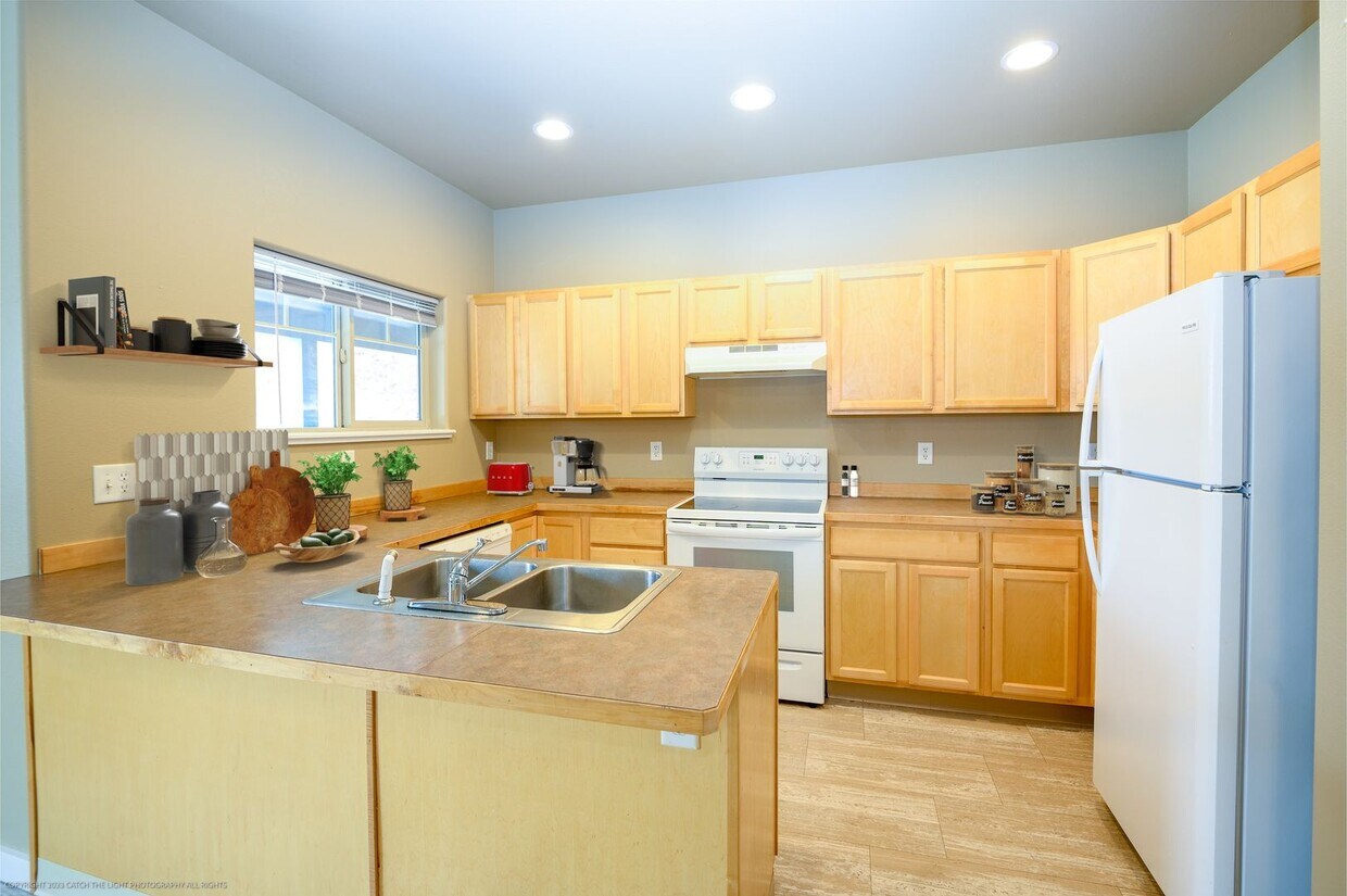 Primary Photo - 719-735 Matheson Way