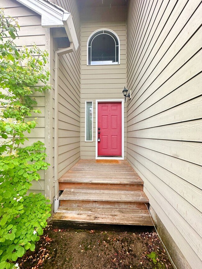 Foto del edificio - Gorgeous 4-Bedroom, 2.5-Bathroom House in Beaverton with Fenced Backyard, Cozy Gas Fireplace - $1...