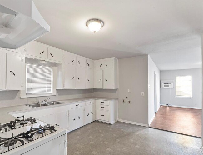 Building Photo - 1107 1st St