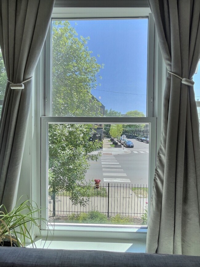 Foto del edificio - 1424 W Diversey Pkwy