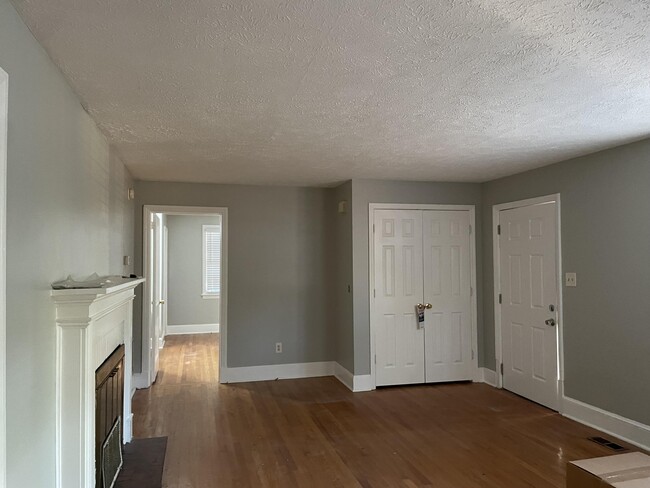 Building Photo - 906 Cherokee Ave