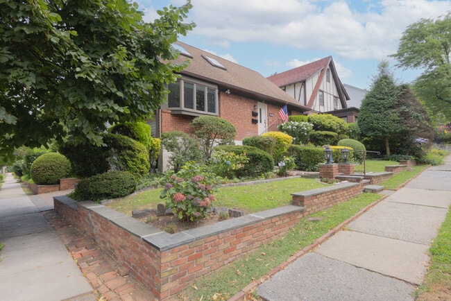 Photo - 55 W Devonia Ave House