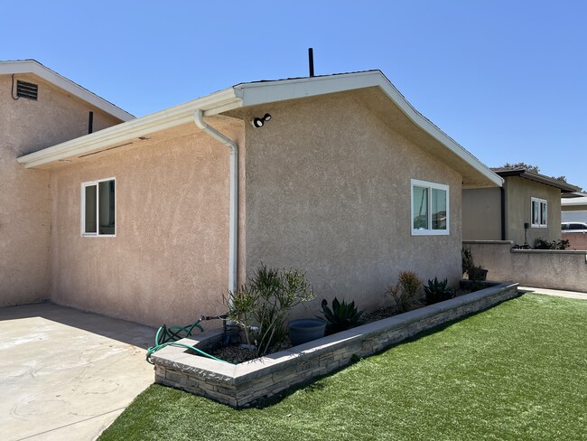 Building Photo - 1046 W 187th Pl