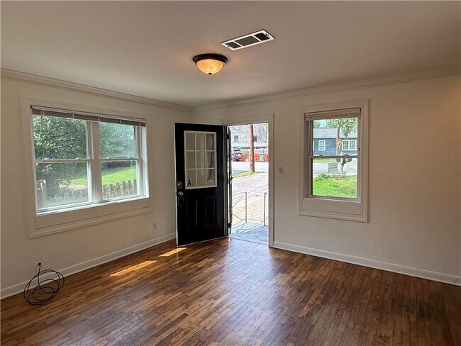 Foto del edificio - 2027 Oakview Rd SE