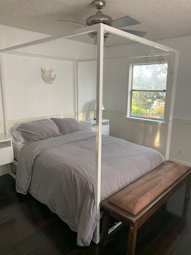 Spacious bedroom, Queen sized bed - 8515 S 112th St