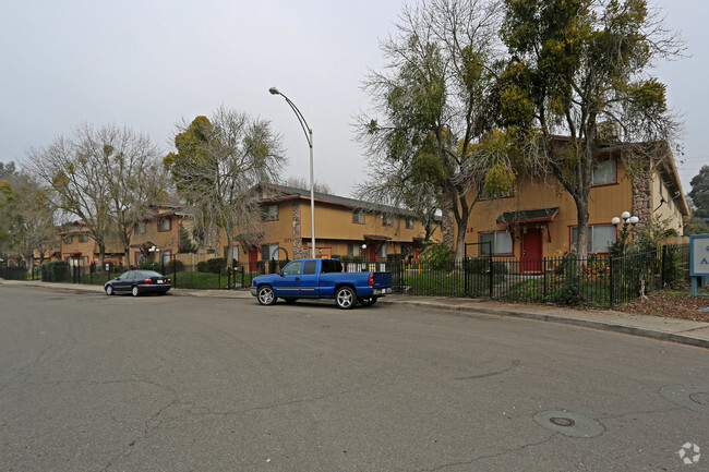 Building Photo - Blue Ridge Circle Apartments