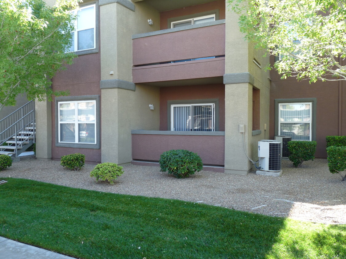 Foto principal - SOUTHWEST 2 BEDROOM, 2 BATH CONDO IN GATED...