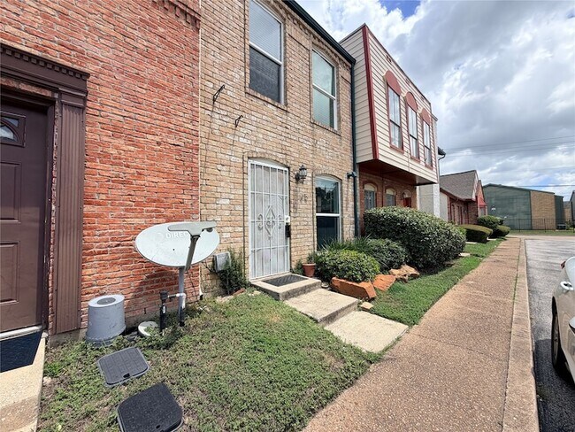 Foto del edificio - 7700 Creekbend Dr