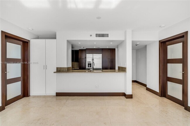 Foto del edificio - 540 Brickell Key Dr