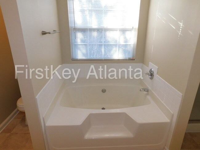 Foto del edificio - 1000 Twin Brook Ct