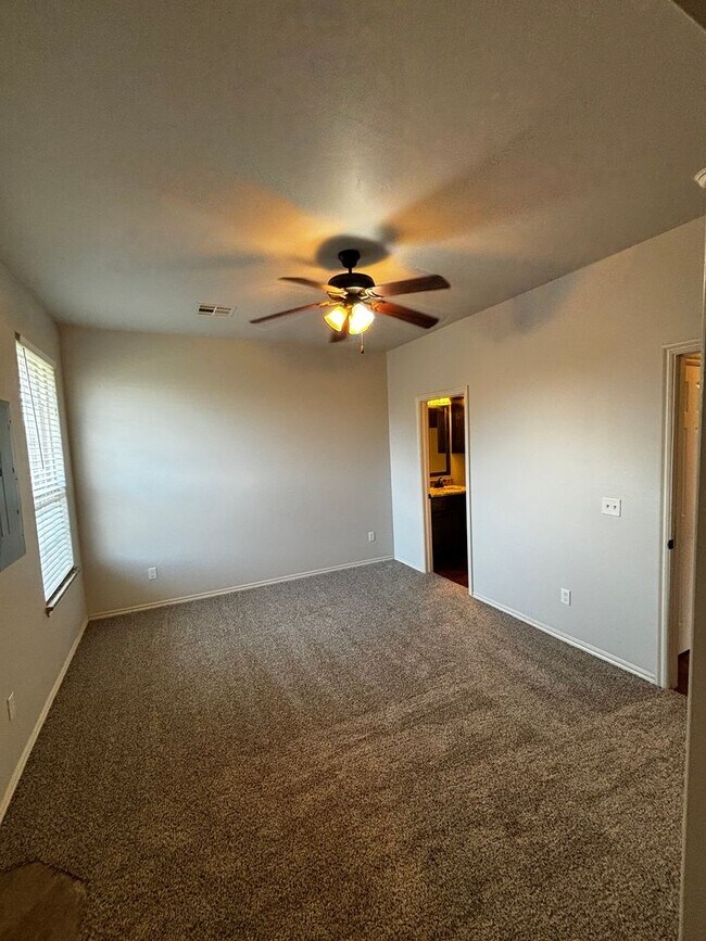 Foto del edificio - Move in Special!! 3BR 2BA duplex with 2 ca...