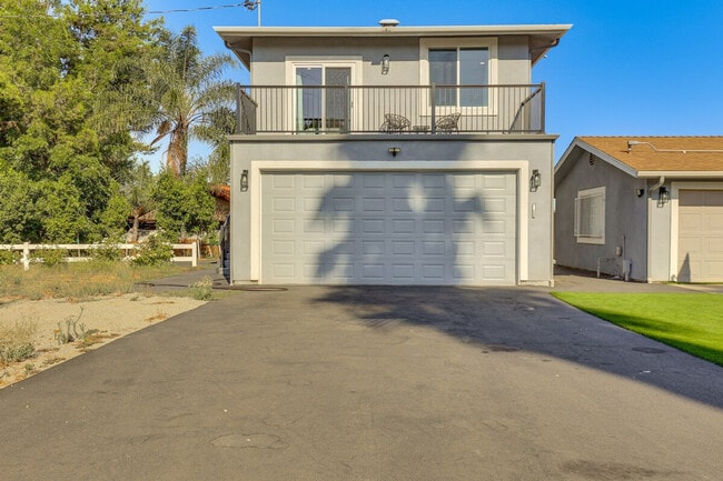 Building Photo - 2022 Avenida Del Diablo