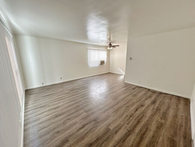 Foto del edificio - SPACIOUS 1BD/1BA UNIT INCLUDES 1-CAR GARAGE