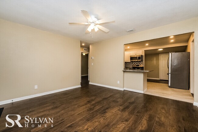 Building Photo - Feel welcome and comfortable in this cozy ...