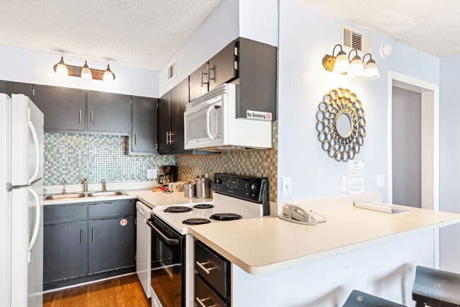 Building Photo - 8743 Thomas Dr