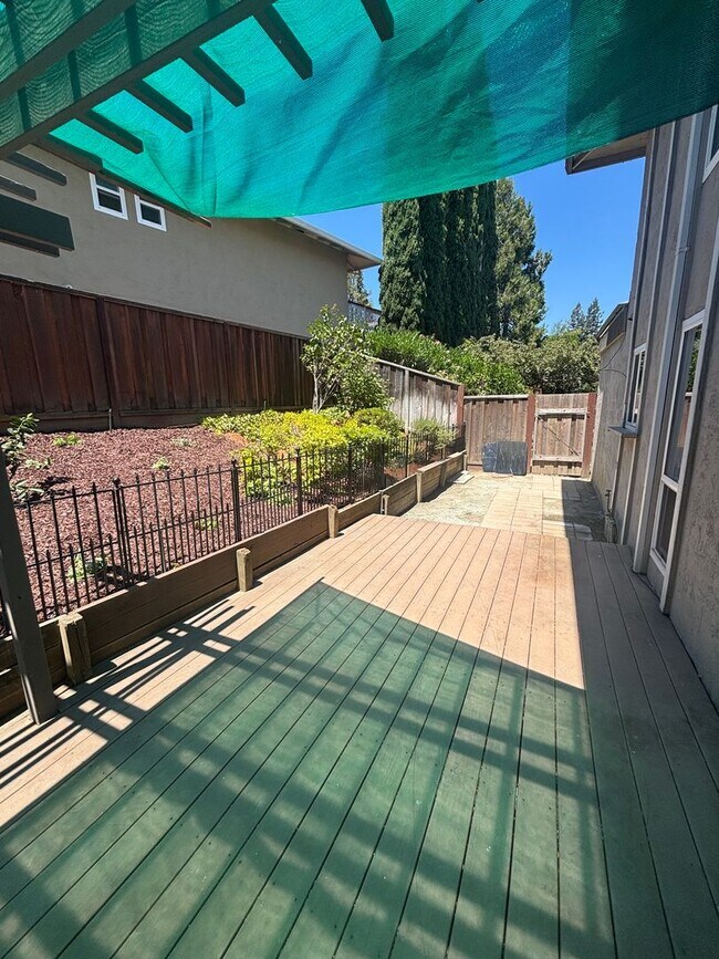Building Photo - Completely Remodeled 3-Bedroom Beauty in P...