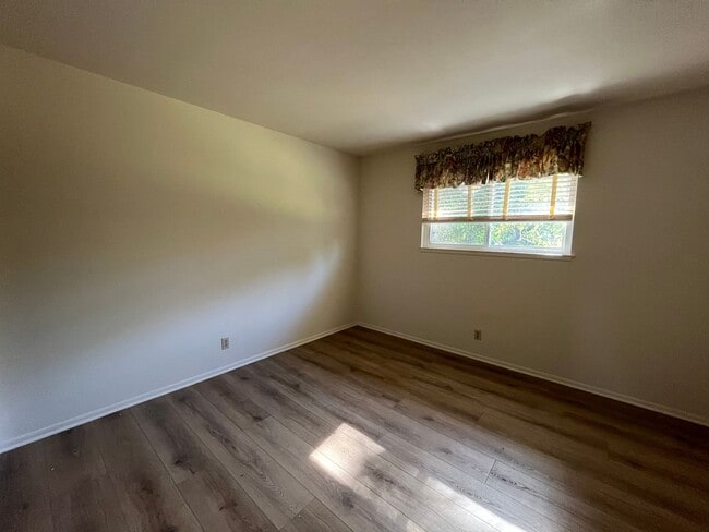 Building Photo - Spacious on a Circle