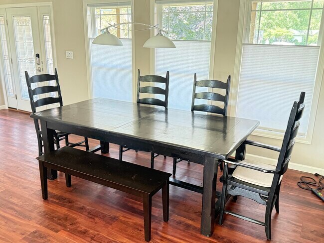Foto del edificio - 3002 Meadowbrook Ct