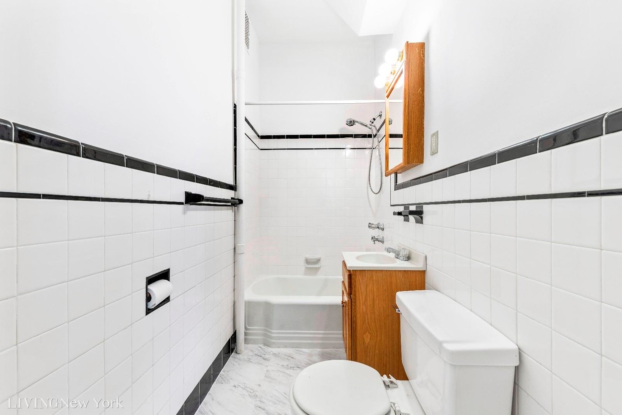 Primary Photo - 134 Meserole Ave