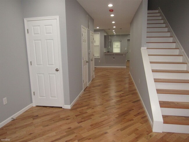 Building Photo - 3 br, 2.5 bath Townhome - 2108 North Fulto...
