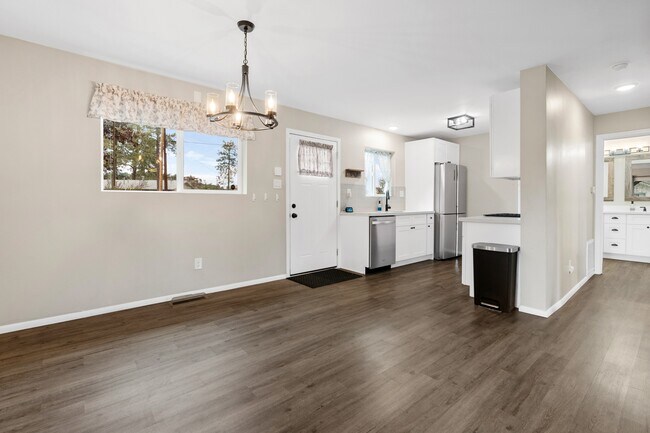 Building Photo - 2079 Redwood Way