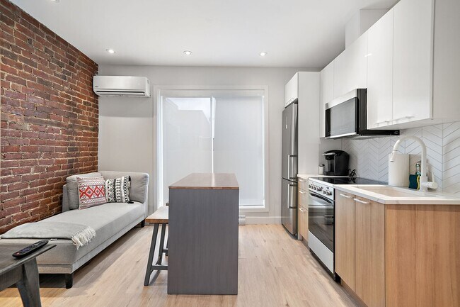 Building Photo - 3722 Av. Laval