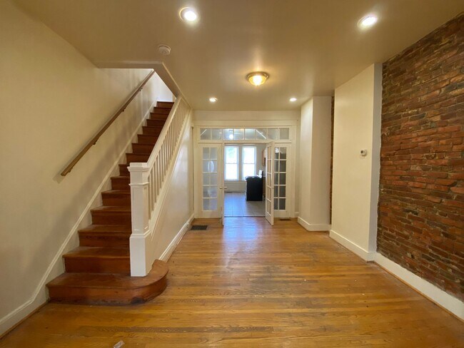 Foto del edificio - Light-filled 2Bedroom Townhome in Waverly!