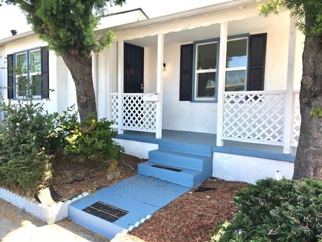 Foto del edificio - Great 2 Bed 1 Bath House with Garage in Ri...