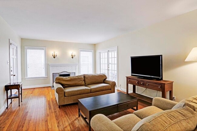 Building Photo - 2313 Wroxton Rd